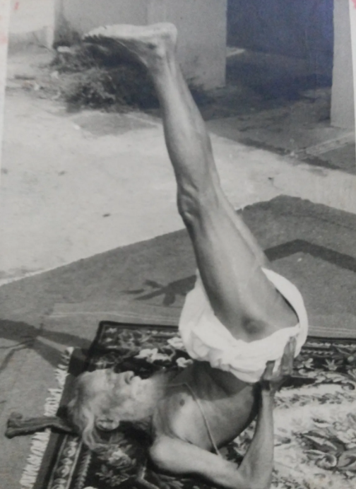 Sarvangāsana: How to do the pan-body yoga pose - Image 3: Seetharama Iyer demonstrating sarvangāsana