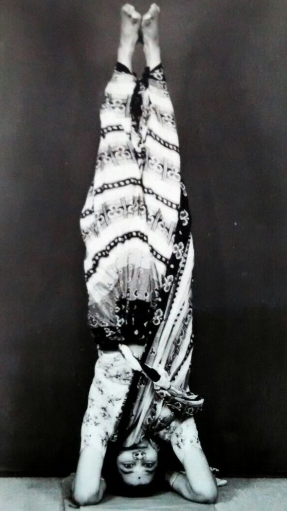 How to do the śiraśāsana (headstand pose) safely - Image 4: Yoga Teacher Jayalakshmi demonstrating final śiraśāsana (1940s)